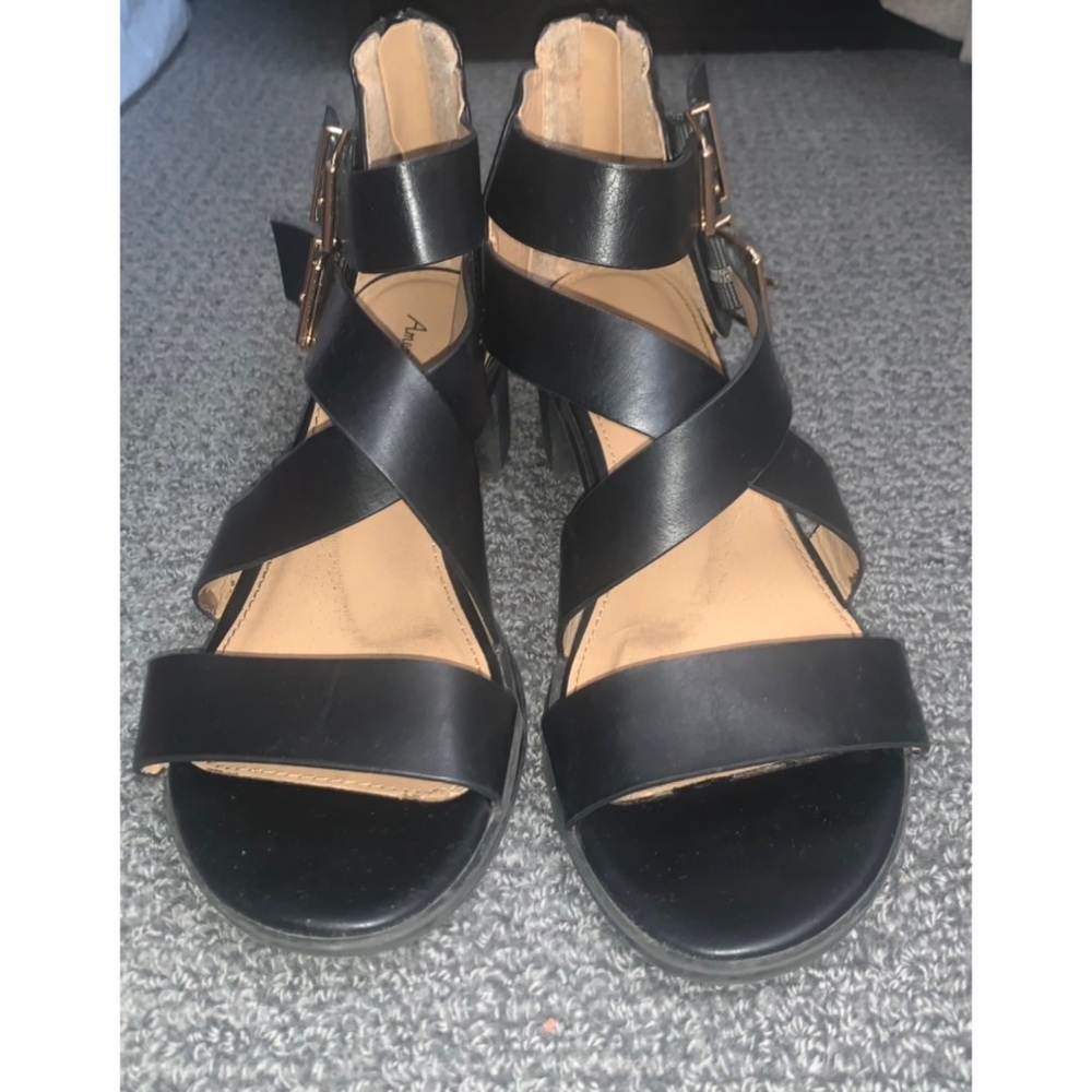 Snadles - Picture 2 of 4